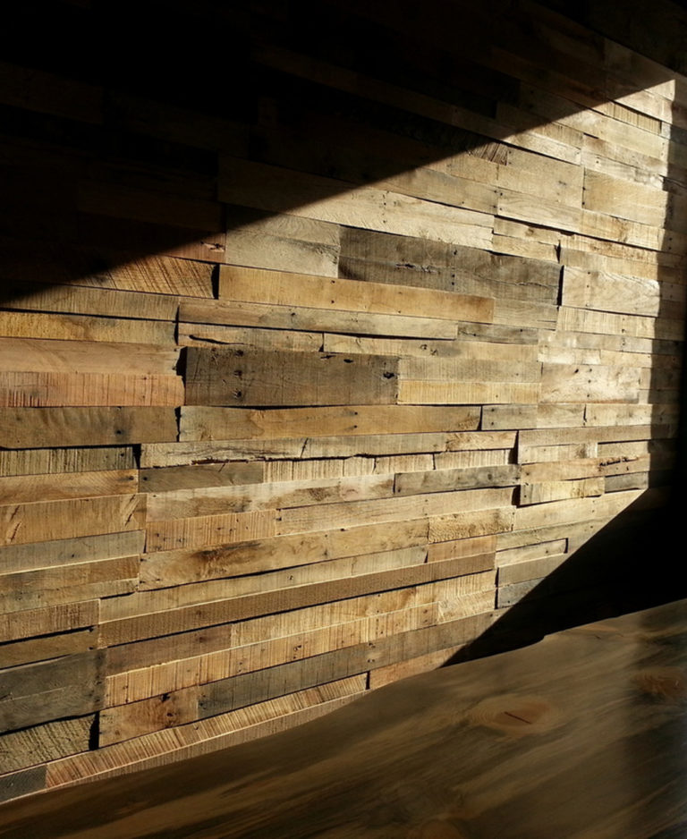 reclaimed pallet wood wall